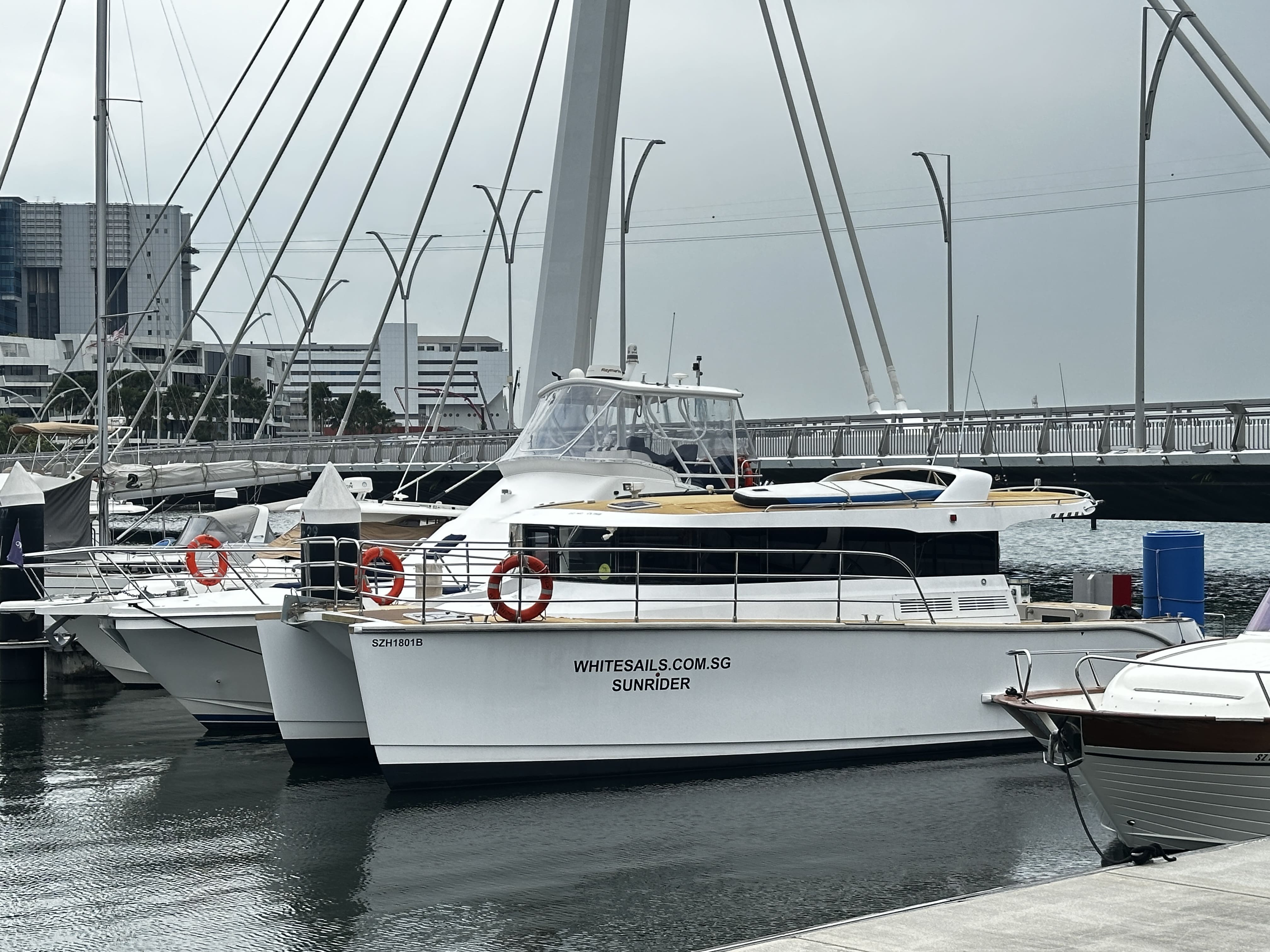 Custom 40 · 2016 in vendita in Singapore — foto 1