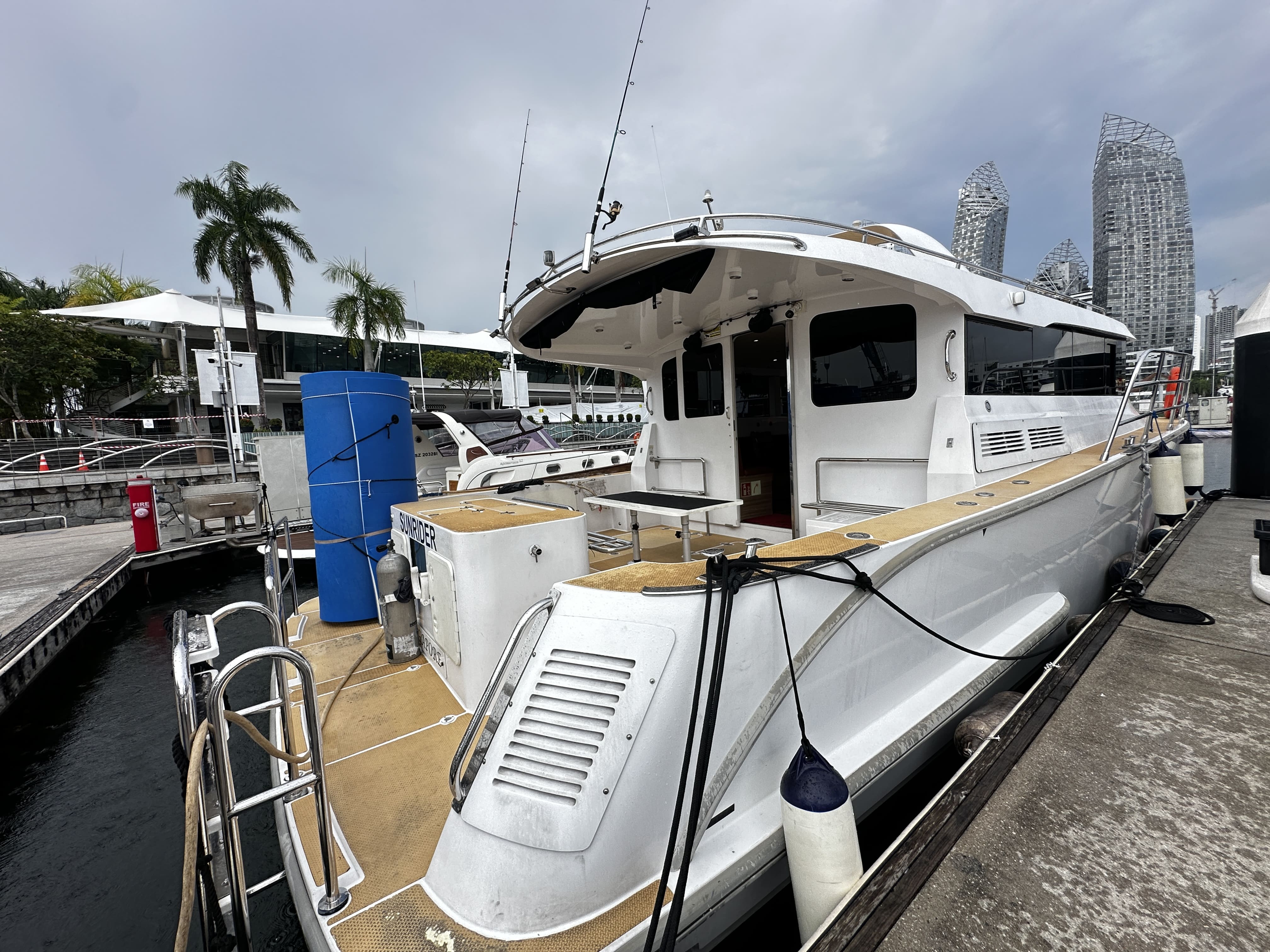 Custom 40 · 2016 in vendita in Singapore — foto 3