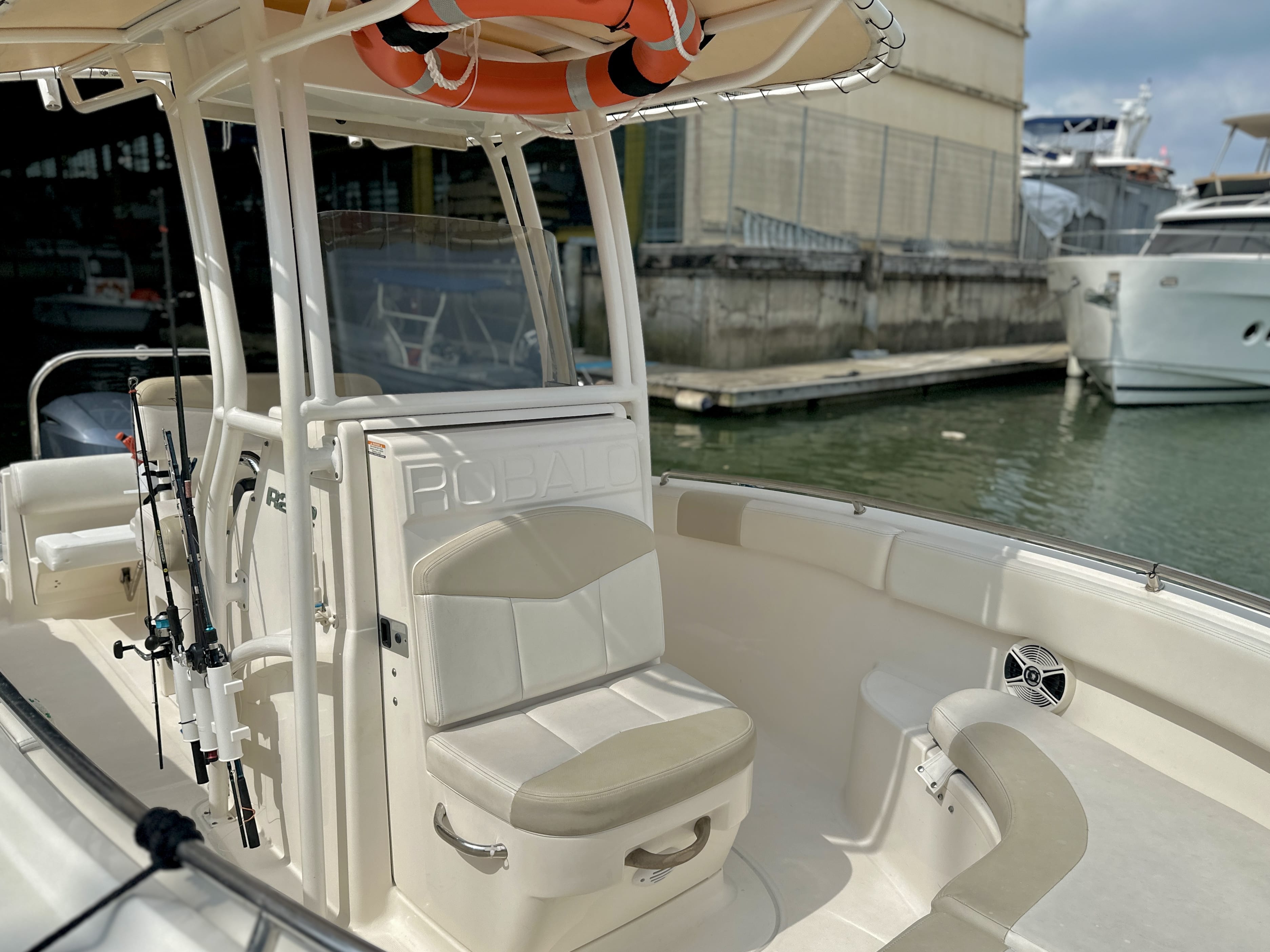 Robalo R222 · 2014 en venta en Singapur — foto 9
