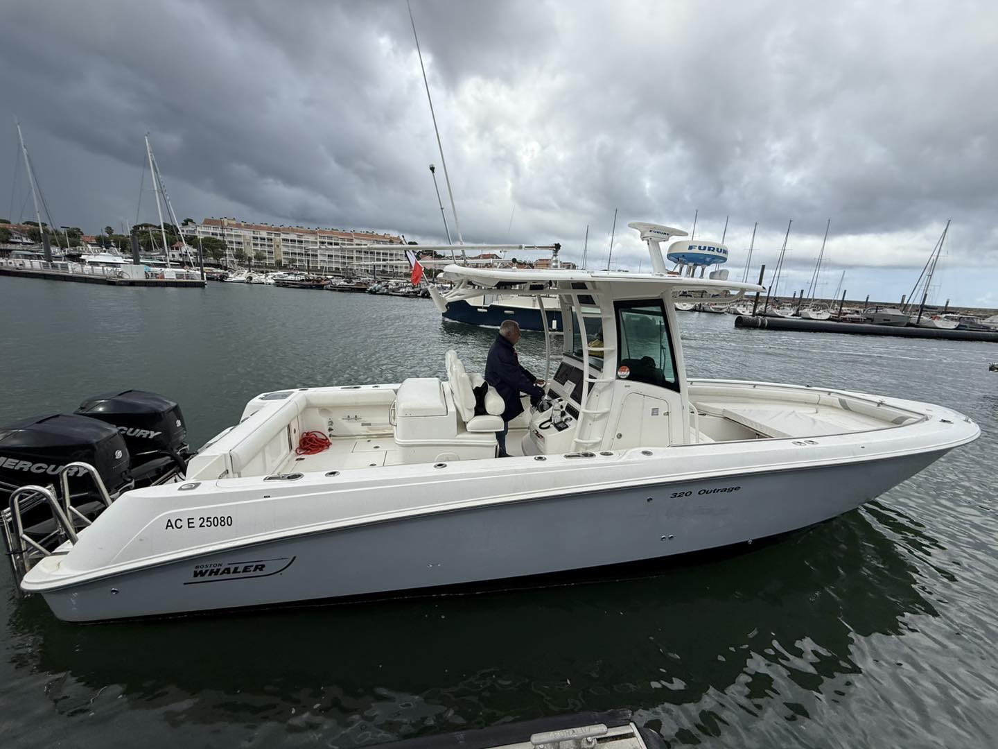 Boston Whaler 320 Outrage · 2010 en venta en Otra zona — foto 4