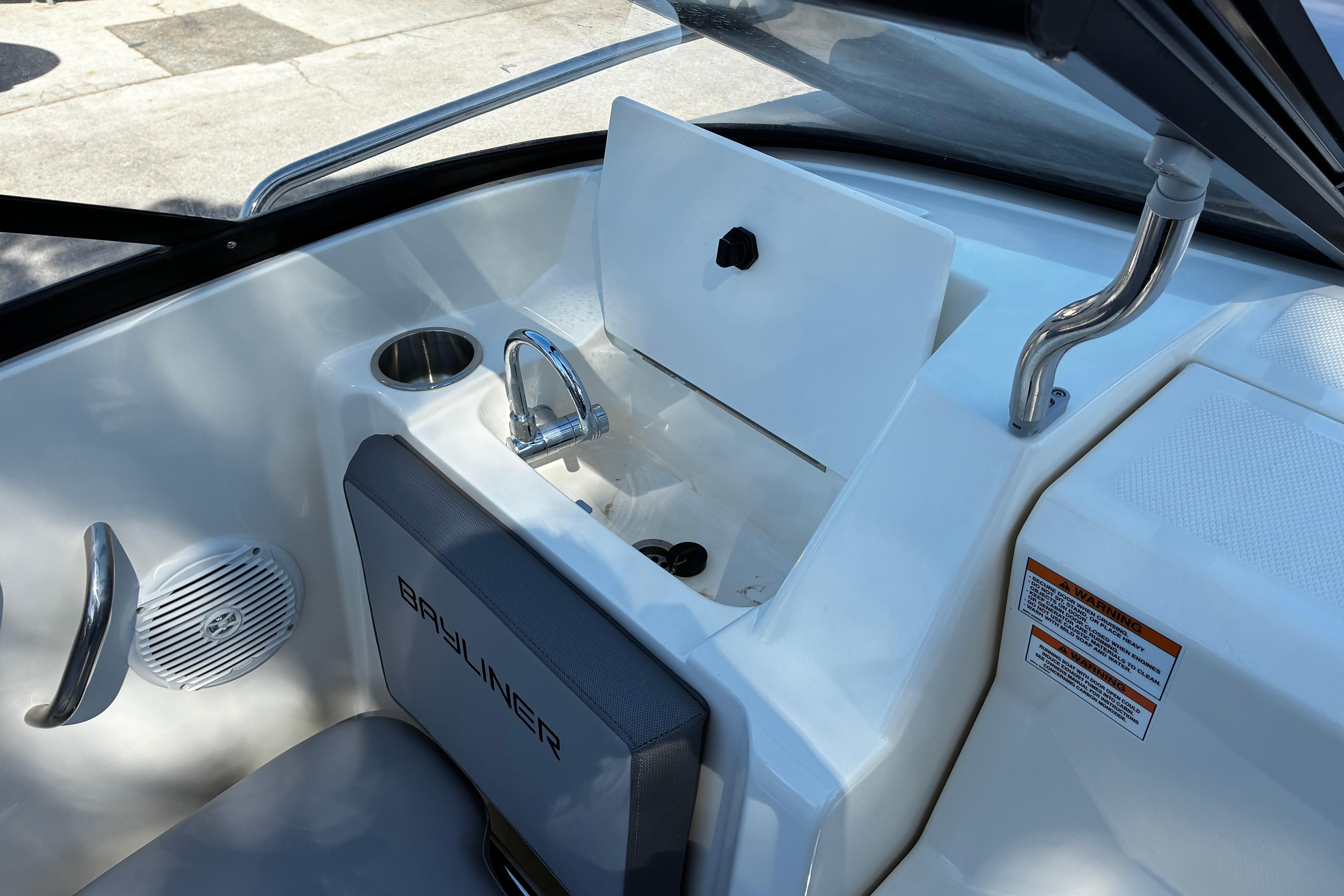 Bayliner VR5 Cuddy · 2022 en venta en Costa Azul — foto 8