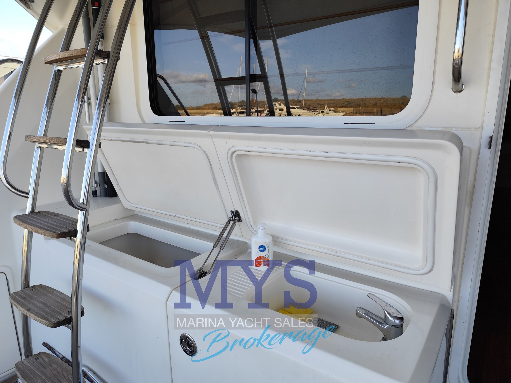 Riviera Marine 47 Flybridge · 2005 à vendre – Autre zone — photo 8
