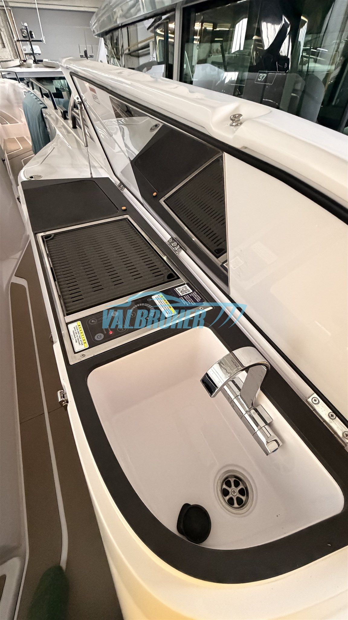 Axopar 45 Cross Cabin · 2025 zu verkaufen – Andere Region — Foto 7
