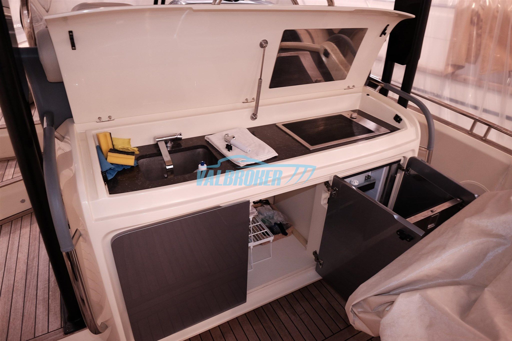 Invictus GT370 · 2019 in vendita in Altra zona — foto 7