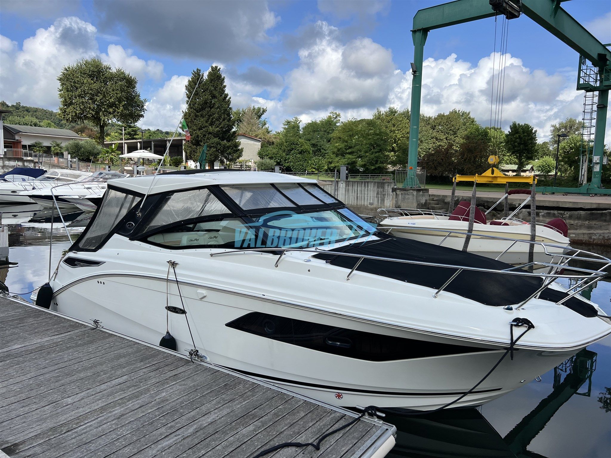 Sea Ray 320 Sundancer · 2018 for sale in Other area — photo 1