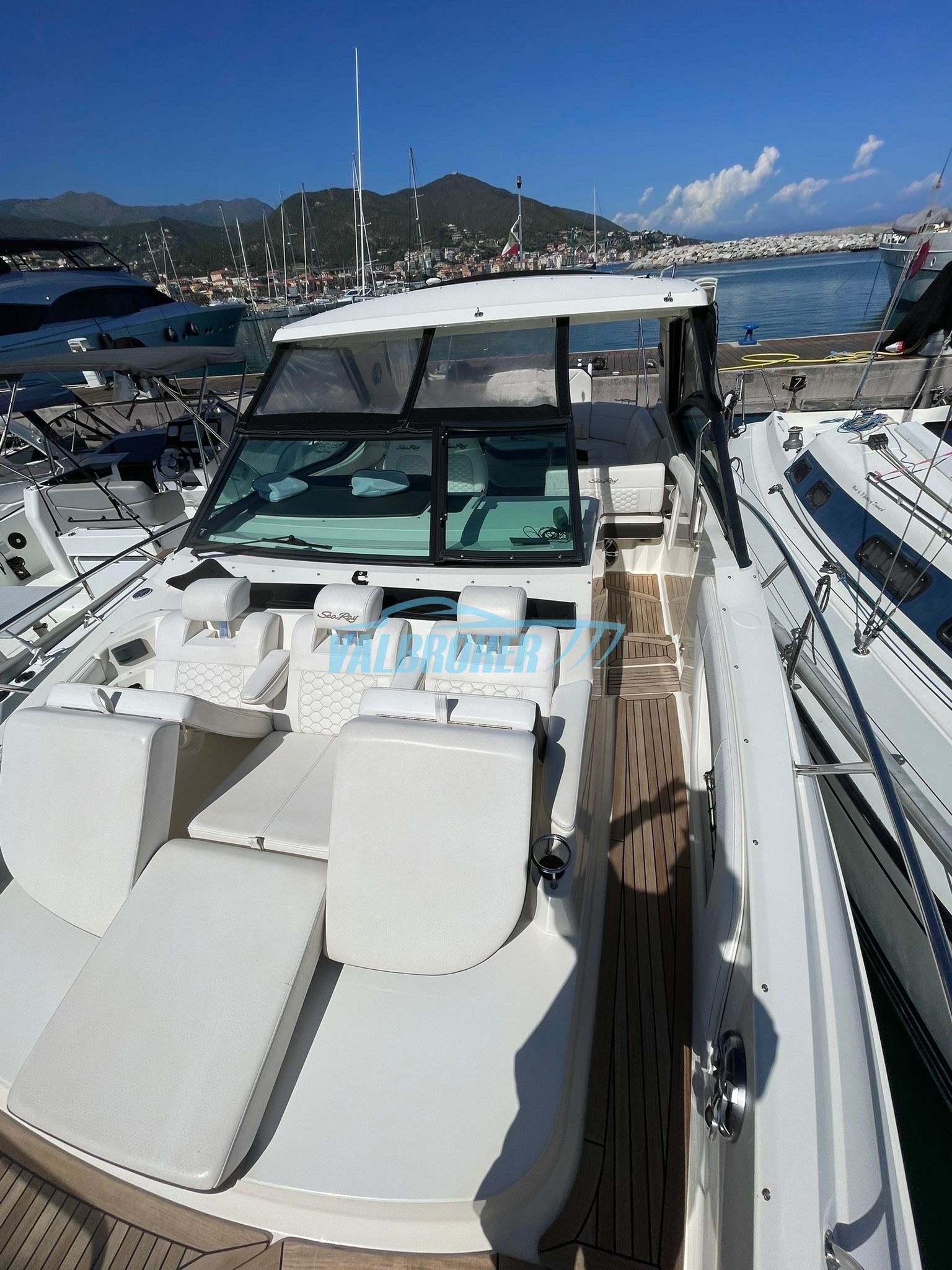 Sea Ray 320 Sundancer · 2018 for sale in Other area — photo 9