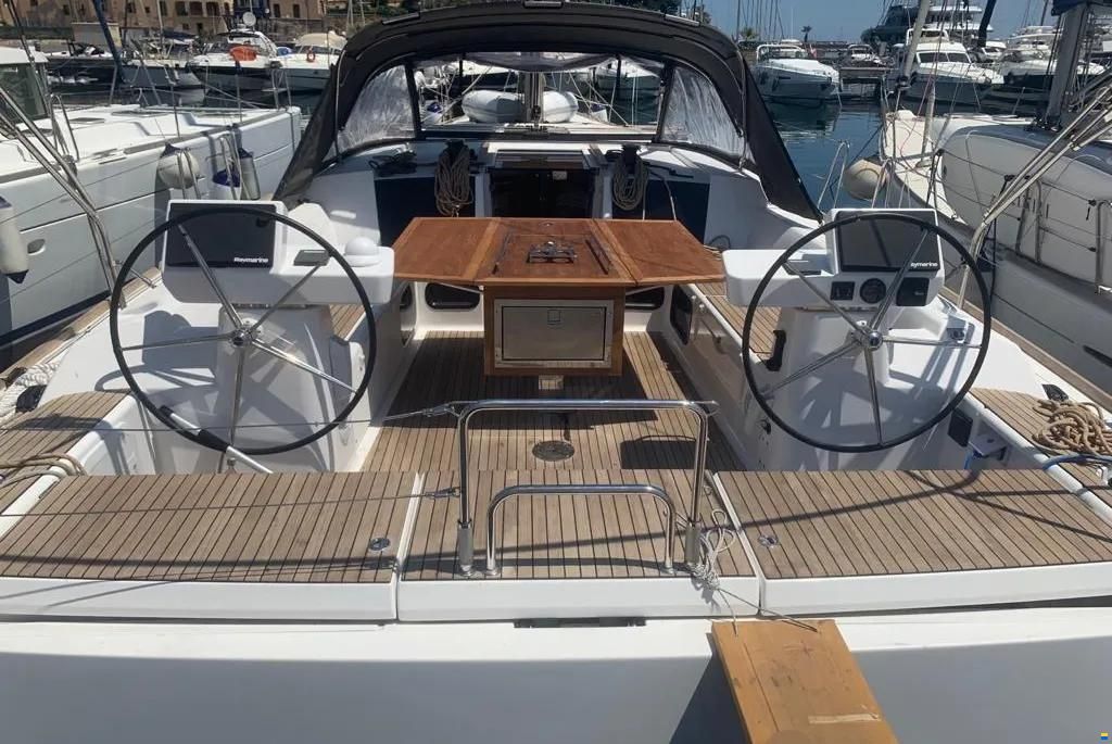 Dufour 520 · 2019 in vendita in Sicilia — foto 3