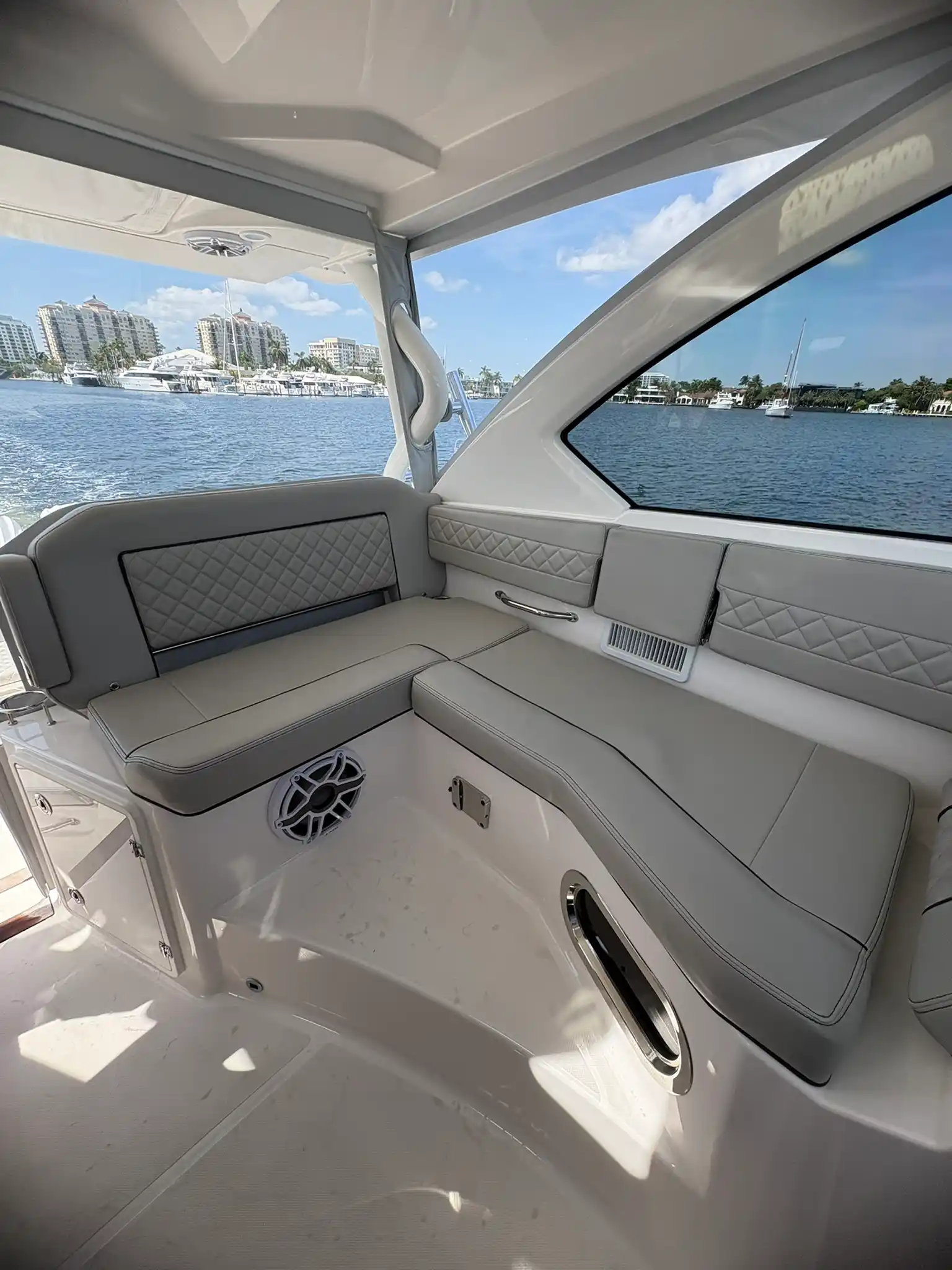 Pursuit OS 355 · 2024 for sale in Caribbean — photo 10